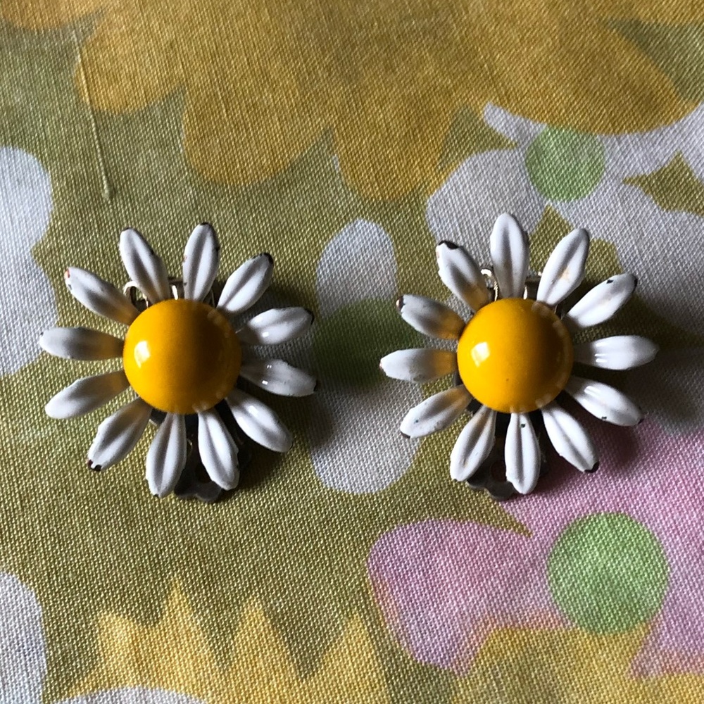 Vintage daisy earrings, clip-on earrings
